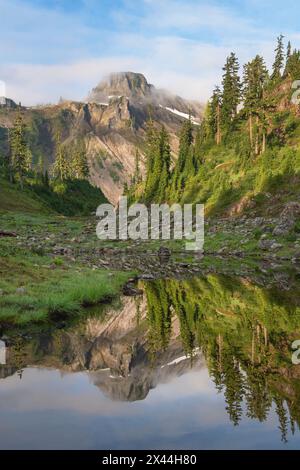 Der Tafelberg spiegelt sich im Bagley Lake. Heather Meadows, Mount Baker Snoqualmie National Forest. North Cascades, Bundesstaat Washington Stockfoto