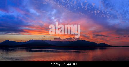 USA, Washington State, Seabeck. Panoramablick auf den Hood Canal und die Olympischen Berge bei Sonnenuntergang. Stockfoto