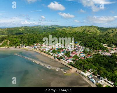 Drohnenansicht von Häusern und Gebäuden in Santa Fe, Tablas, Romblon. Philippinen. Stockfoto