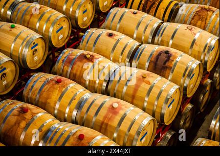 USA, Washington State, Woodinville. Im Keller von Barrell befinden sich Hunderte von Weinfässern. (Nur Für Redaktionelle Zwecke) Stockfoto