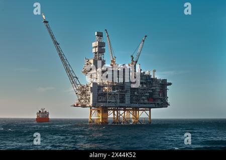 Bohrfahrzeug und Versorgungsschiff mit minimalen Farben im Meer aufbocken. Stockfoto