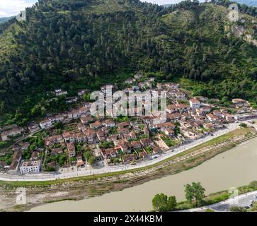 Traditionelle osmanische Gebäude im Viertel Gorica neben dem Fluss Osumi, Berat, Albanien Stockfoto