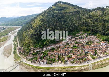 Traditionelle osmanische Gebäude im Viertel Gorica neben dem Fluss Osumi, Berat, Albanien Stockfoto