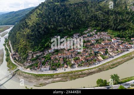 Traditionelle osmanische Gebäude im Viertel Gorica neben dem Fluss Osumi, Berat, Albanien Stockfoto