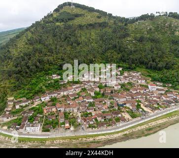 Traditionelle osmanische Gebäude im Viertel Gorica neben dem Fluss Osumi, Berat, Albanien Stockfoto