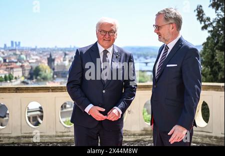 Prag, Tschechische Republik. April 2024 30. Bundespräsident Frank-Walter Steinmeier trifft auf Petr Fiala, Premierminister der Tschechischen Republik. Grund für die Reise ist der Beitritt der Tschechischen Republik zur EU vor 20 Jahren. Quelle: Britta Pedersen/dpa/Alamy Live News Stockfoto