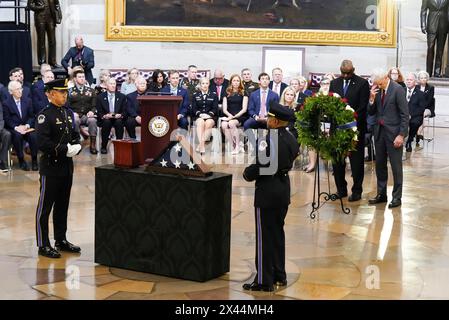 Washington, USA. April 2024. Der US-Veteranenminister Denis Richard McDonough (R) und der US-Verteidigungsminister Lloyd Austin (2-R) legen einen Kranz während einer Zeremonie zu Ehren des pensionierten Oberst der Armee Ralph Puckett Jr. in der Rotunde des US-Kapitols, wo Puckett heute Nachmittag zu Ehren liegen wird, in Washington, DC, USA. 29. April 2024. Puckett, die letzte verbliebene Ehrenmedaille aus dem Koreakrieg, starb am 8. April 2024 im Alter von 97 Jahren. (Foto: Pool/SIPA USA) Credit: SIPA USA/Alamy Live News Stockfoto