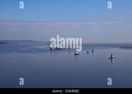 Panoramablick auf die Öltanker-Entladung im Hafen mit der Stadt im Hintergrund. Stockfoto