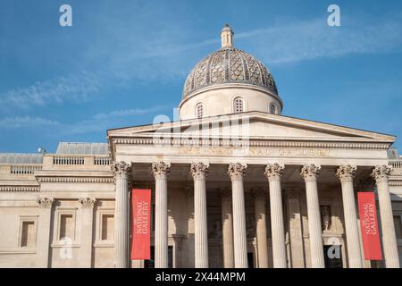Die National Gallery ist ein Kunstmuseum am Trafalgar Square in der City of Westminster in Central London. Detail der Fassade. Stockfoto