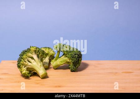 Frisch geschnittener Brokkoli auf einem hölzernen Schneidebrett Stockfoto