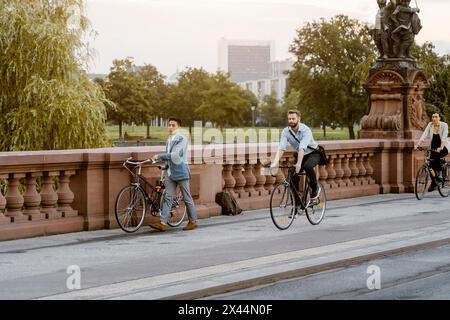 Geschäftsleute fahren auf dem Bürgersteig in der Stadt Stockfoto