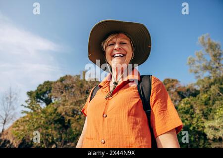 Niedrigwinkelporträt einer lächelnden Seniorin, die im Urlaub am Himmel steht Stockfoto