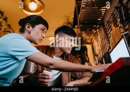 Freelancer, der im Home Office an einem Laptop arbeitet Stockfoto