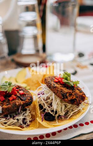 Nahaufnahme von frisch zubereiteten Tacos, die im Restaurant auf einem Teller angeordnet sind Stockfoto