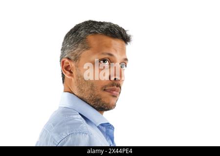 Ein Mann mit Bart und grauem Haar trägt ein blaues Hemd Stockfoto