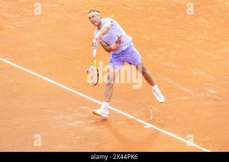 Rafael Nadal spielte 2024 Tennis auf dem Tonplatz in Spanien Stockfoto
