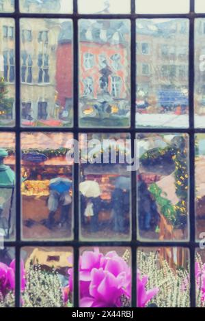 Magischer Blick vom Fenster auf den Weihnachtsmarkt und das Denkmal der Stadt Aachen, Nordrhein-Westfalen, Deutschland Stockfoto