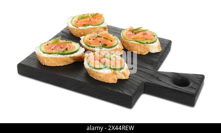 Leckere Kanapees mit Lachs, Gurke und Frischkäse isoliert auf weiß Stockfoto
