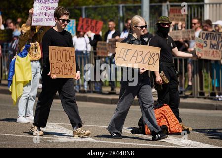 Junge Ukrainer gehen mit den Schildern „Gefangenschaft tötet“ und „Wo ist Asow?“ Über eine öffentliche Demonstration in der Ukraine. Kiew - 28. April 2024 Stockfoto