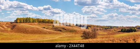 Herbstlandschaft, Panorama, Hintergrund - Blick auf das Tal mit Wiesen und bewaldeten Hügeln, horizontales Banner Stockfoto