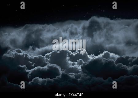 Über den Wolken bei Nacht mit Sternen Stockfoto