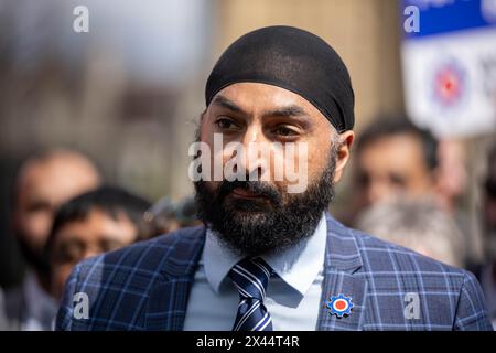 London, Großbritannien. April 2024 30. George Galloway Abgeordneter hält eine Kundgebung seiner Workers Party of Britain ab; mit Parteikandidaten auf dem Parliament Square, London UKFormer England International Cricketspieler Monty Panesar, der als Parlamentskandidat für die Workers Party steht. Credit: Ian Davidson/Alamy Live News Stockfoto