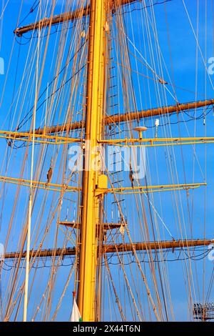 Blick auf die Masten und Takelage eines Segelschiffes aus nächster Nähe vor dem Hintergrund des Himmels im Hafen von Varna, an der Schwarzmeerküste Bulgariens Stockfoto