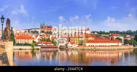 Sommerlandschaft der Stadt - Blick auf das historische Viertel von Hradcany mit dem Burgkomplex Prager Burg, Prag, Tschechische Republik Stockfoto