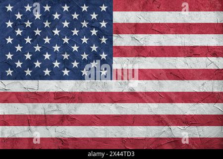 USA-Flagge auf Steinmauer, Grunge-Hintergrund. USA-Flagge in hellen Farben auf alten Reliefputzwänden dargestellt Stockfoto