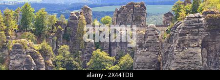 Wunderschöne Landschaft, Panorama, Banner - Blick auf die Bastei-Felsformationen und die Bastei-Brücke im Elbsandsteingebirge, in Sachsen, Deutschland Stockfoto