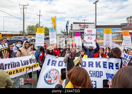 Rosemont, Illinois – Hunderte von Arbeitern und Unterstützern wählten ein Portillo's Restaurant und forderten, dass das Unternehmen ihre gewerkschaft anerkennt. Ihre Orga Stockfoto