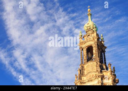 Stadtbild - Blick auf den Glockenturm des Dresdner Doms oder den Dreifaltigkeitsdom in Dresden, Sachsen, Deutschland Stockfoto