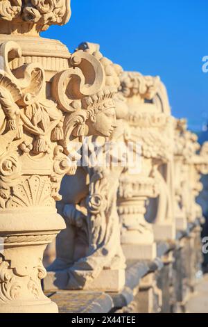 Stadtansicht - Blick auf die skulpturalen Vasen aus nächster Nähe auf der Balustrade einer Terrasse des architektonischen Zwinger-Schlosskomplexes in Dresden, Deutschland Stockfoto