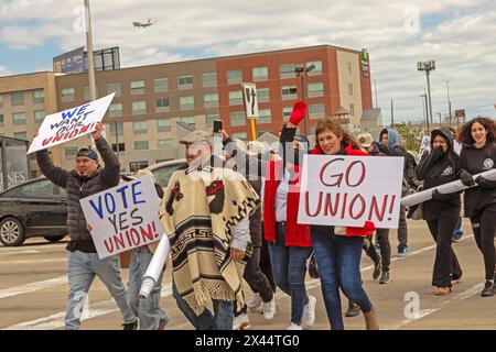 Rosemont, Illinois – Hunderte von Arbeitern und Unterstützern wählten ein Portillo's Restaurant und forderten, dass das Unternehmen ihre gewerkschaft anerkennt. Ihre Orga Stockfoto