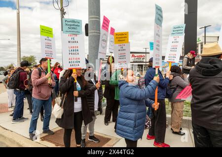 Rosemont, Illinois – Hunderte von Arbeitern und Unterstützern wählten ein Portillo's Restaurant und forderten, dass das Unternehmen ihre gewerkschaft anerkennt. Ihre Orga Stockfoto