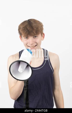 Ein männlicher Demonstrant im Teenageralter mit einem Megaphon, lächelnd Stockfoto