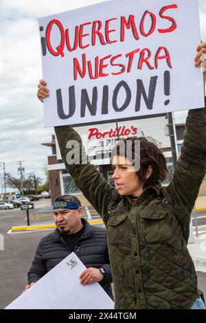 Rosemont, Illinois – Hunderte von Arbeitern und Unterstützern wählten ein Portillo's Restaurant und forderten, dass das Unternehmen ihre gewerkschaft anerkennt. Ihre Orga Stockfoto