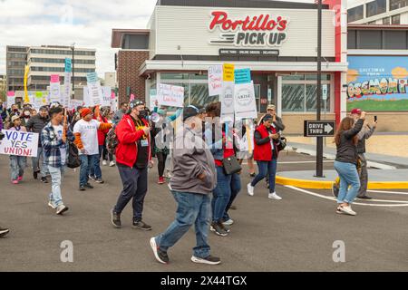 Rosemont, Illinois – Hunderte von Arbeitern und Unterstützern wählten ein Portillo's Restaurant und forderten, dass das Unternehmen ihre gewerkschaft anerkennt. Ihre Orga Stockfoto