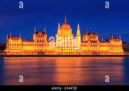 Abendliche Stadtlandschaft - Blick auf das ungarische Parlamentsgebäude im historischen Zentrum von Budapest am Ufer der Donau in Ungarn Stockfoto