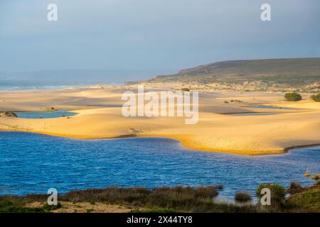 Blick auf die Landschaft am Strand von Bordeira in der Nähe von Carrapateira an der costa Vicentina in der Algarve in Portugal. Schönheit in der Natur. Stockfoto