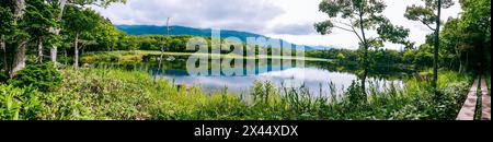 Panoramablick im Spätsommer über den Sanko-See der Shiretoko-Goko-Seen in Hokkaido, Japan. Stockfoto