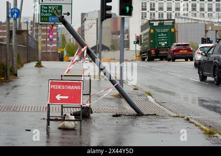 Belfast, Vereinigtes Königreich 30/04/2024, beschädigte die Ampel an der Grosvenor Road nach einem Straßenverkehrskollision mit einem Fahrzeug der Polizei von Nordirland, der am Dienstag, den 30. April um 8:10 Uhr stattfand. Belfast Northern Ireland Credit: HeadlineX/Alamy Live News Stockfoto