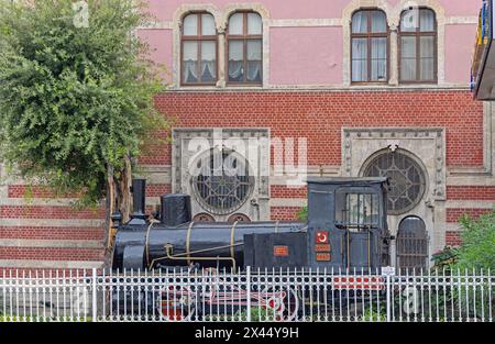 Istanbul, Türkei - 18. Oktober 2023: Historische Lokomotive Orient Express vor dem Eisenbahnmuseum am Bahnhof Sirkeci. Stockfoto