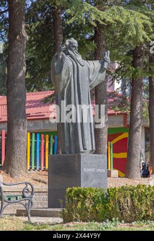 Ohrid, Nordmakedonien - 23. Oktober 2023: Denkmal des heiligen Clemens von Ohrid vor der Grundschule. Stockfoto