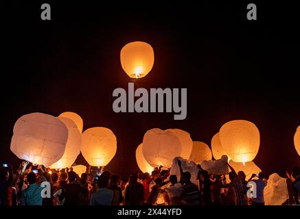 Buddhisten in Bangladesch feiern Prabarana Purnima, ihr zweitgrößtes religiöses fest. Die Leute schwebende Lampe auf dem Probarona Purnima Festival Stockfoto