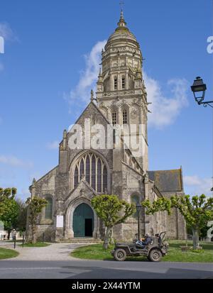 Sainte-Marie-du-Mont, Frankreich - 20. April 2024: Kirche Sainte-Marie-du-Mont. Leute, die in Sainte-Marie-du-Mont. Laufen Straßen und Gebäude. Lifestyle in Stockfoto