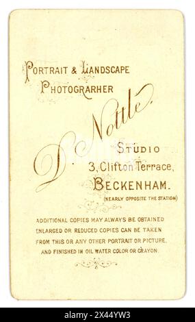 Rückseite des originalen viktorianischen Carte de Visite (Visitenkarte oder CDV) Fotostudios von D. Nottle von 3 Clifton Terrace, Beckenham, Greater London (war in County of Kent) UK um 1880er Jahre Stockfoto