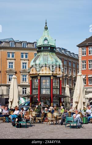 Taarnet på KGS. Nytorv (der Turm in Kgs. Nytorv), ehemaliger Telefonkiosk, jetzt Café; Kongens Nytorv, Kopenhagen, Dänemark Stockfoto