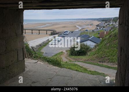 Vierville-sur-Mer, Frankreich - 23. April 2024: Omaha Beach D-Day. Blick vom westlichen Hügel. Bewölkter Frühlingstag. Selektiver Fokus Stockfoto