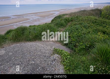 Vierville-sur-Mer, Frankreich - 23. April 2024: Omaha Beach D-Day. Blick vom westlichen Hügel. Bewölkter Frühlingstag. Selektiver Fokus Stockfoto